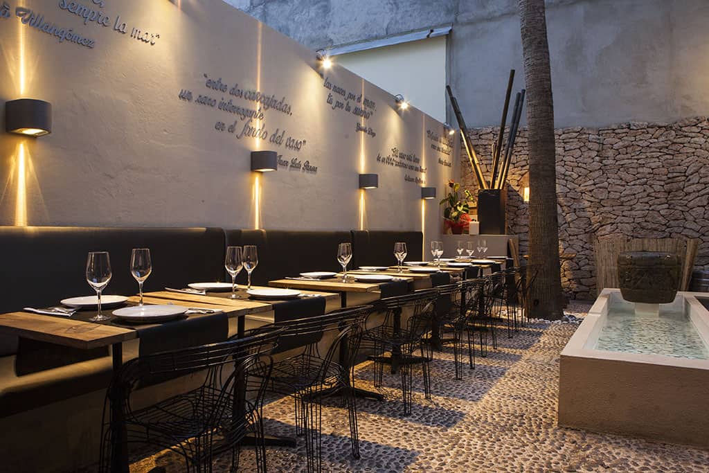can-terra-ibiza-tapas-inside-tables